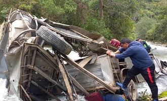 В Перу пассажирский автобус взлетел в пропасть, погибли десятки человек. Фото