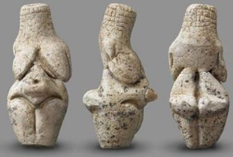Археологи показали древний оберег богини Венеры, которому 23 тысячи лет