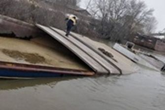 В порту Одесской области затонула румынская баржа с зерном - СМИ