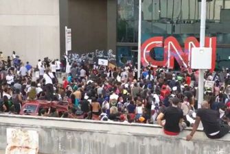Бите скло та нецензурні написи - штаб-квартира CNN потрапила під приціл протестуючих, всьому виною копи