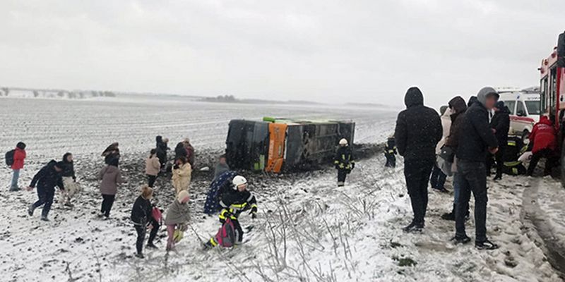 Водитель не справился с управлением: в Хмельницкой области перевернулся автобус с пассажирами