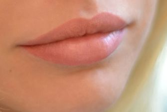«Три года без корректора»: перманентный макияж губ добавит цвета и объема