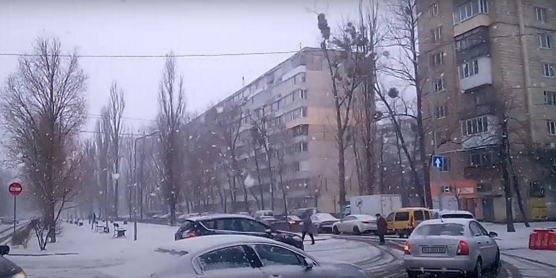 Сильный снегопад обрушился на Киев: дороги сковали пробки