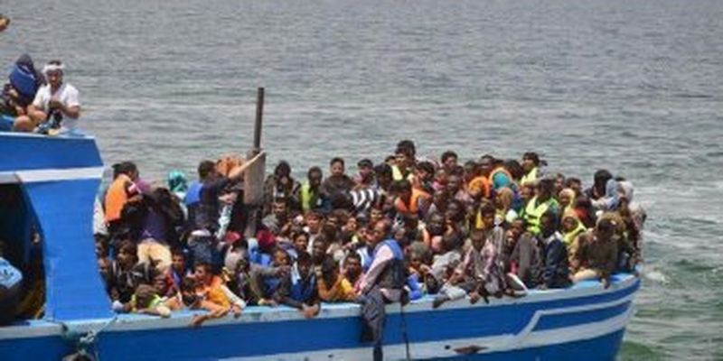 Военные Туниса спасли 487 мигрантов в одной переполненной лодке