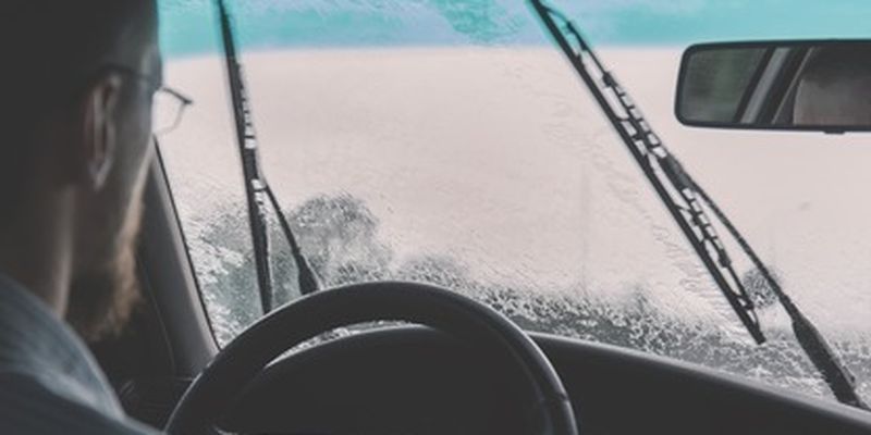 Помогут простые средства: как отмыть стекло и обшивку автомобиля от битума