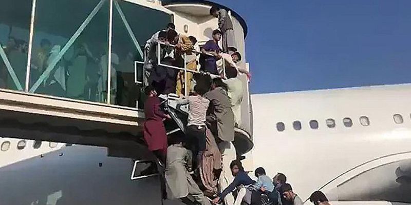 В аэропорту Кабула люди отчаянно штурмуют самолеты