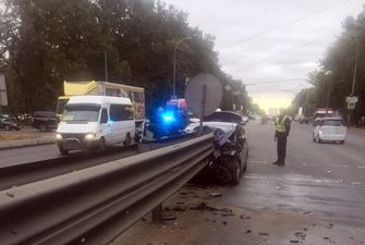 У Києві Hyundai протаранив відбійник і склався у гармошку, водій загинув