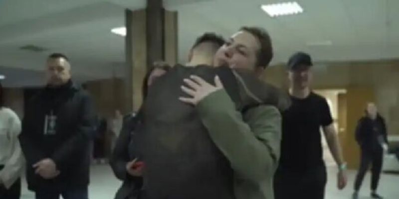 "Прилетело очень сильно": Артем Пивоваров во время концерта сломал нос фанатке