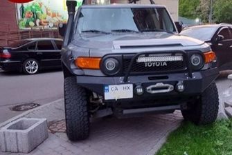 Наглости нет предела: в Киеве владелец крутого внедорожника отличился "героической" парковкой, фото
