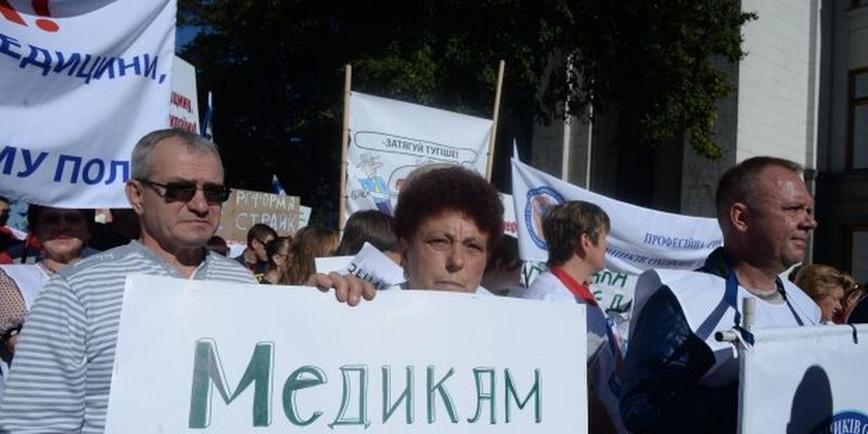 Зарплати українських лікарів легше за бак заправленого КАМАЗу, ось і здоров'я нації