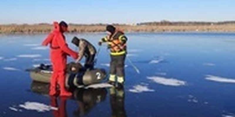 Спасатели Киевщины сняли со льдины на водоеме пьяного мужчину