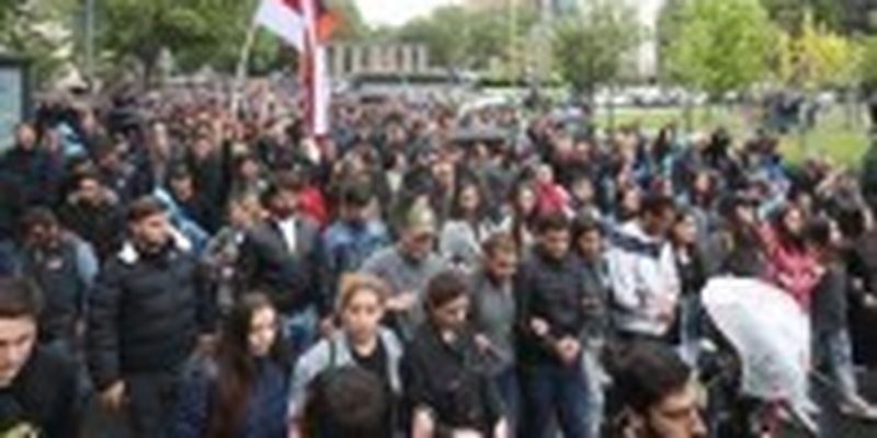 Вірменські протестувальники заблокували урядові будівлі з вимогою відставки прем'єра Пашиняна