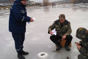 На Донетчине под лед провалились двое рыбаков, один погиб