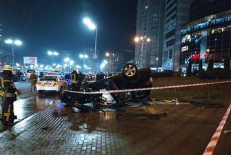 У Києві з мосту на тротуар впав автомобіль