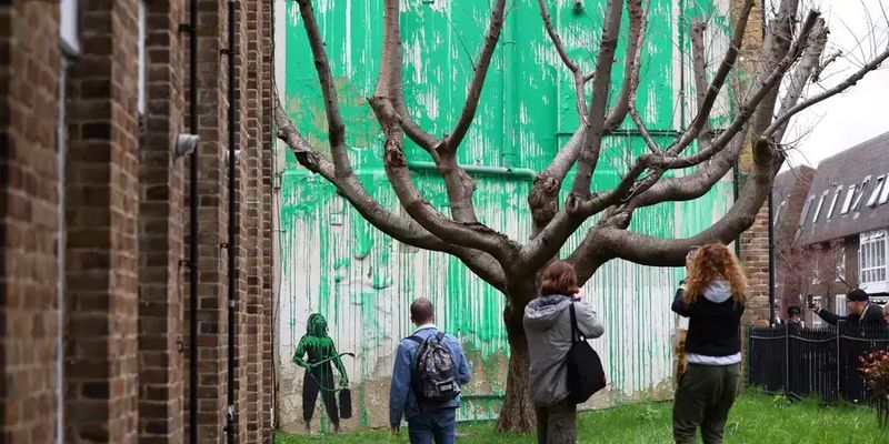 Бэнкси подтвердил, что новый арт-объект в виде дерева в Лондоне принадлежит ему