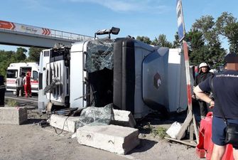 На Одесской трассе под Киевом перевернулся грузовик, движение заблокировано