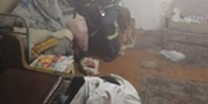 В Бердянске женщина отказалась выходить из горящей квартиры: пока спасатели тушили огонь, она сидела с противогазом