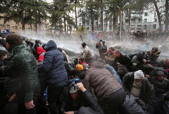 Протести в Тбілісі розганяє поліція: силовики застосували водомет