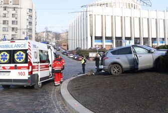 ДТП в центре Киева: автоледи на Toyota вылетала на клумбу